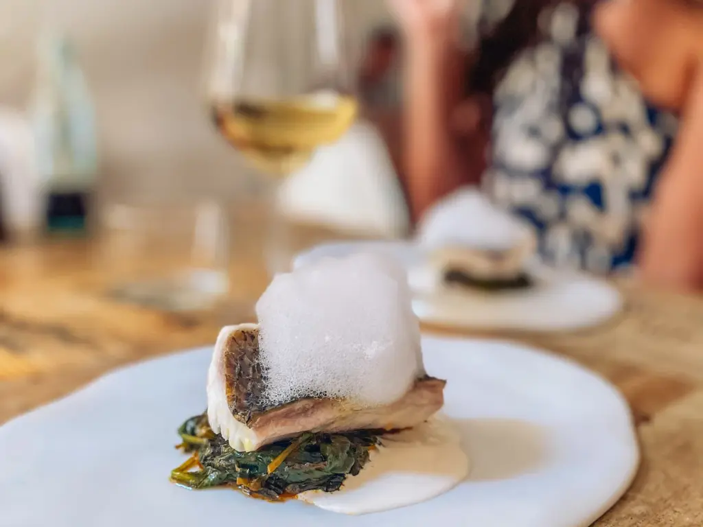 Platos gourmet en el tour autoguiado de vino y gastronomía de Food Tours Balearics