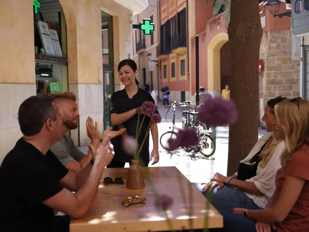 el mejor vino y comida en el restaurante Pomelia del casco antiguo de Palma