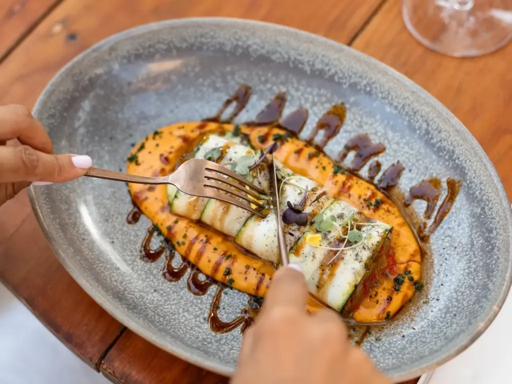 Plato gourmet vegetariano en Distraido Ibiza