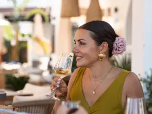 Guía de cata de vinos en Ibiza 2026 - disfrutando una copa de vino