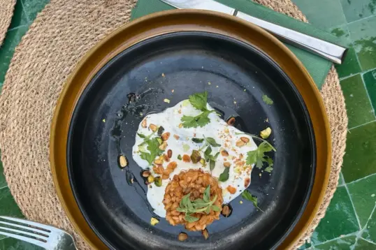 Plato de cena mediterránea saludable servido en Palm Ibiza, con ingredientes frescos de temporada en un entorno elegante de Ibiza.