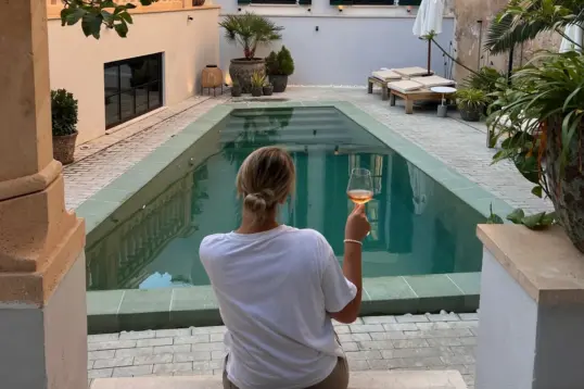 Viajar solo en Mallorca, viajero disfrutando de un momento tranquilo junto a una piscina en Palma