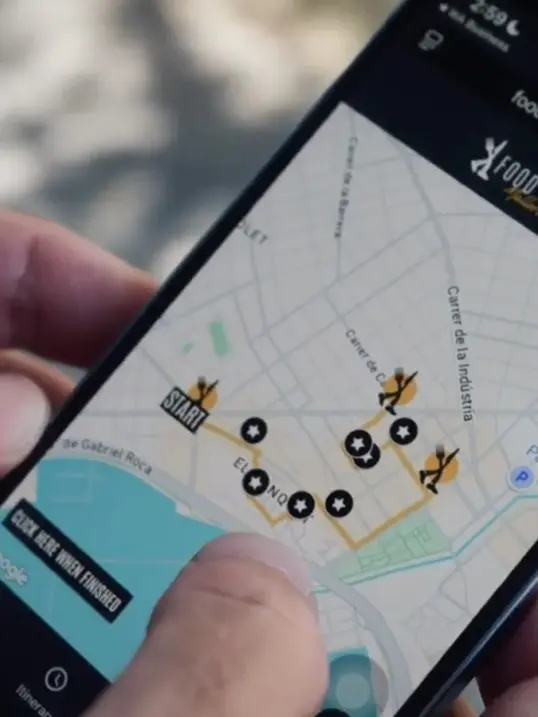 Persona siguiendo una ruta gastronómica autoguiada en el mapa de Food Tours Balearics en Palma de Mallorca