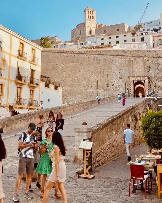 Entrada a las murallas del casco antiguo de Dalt Vila