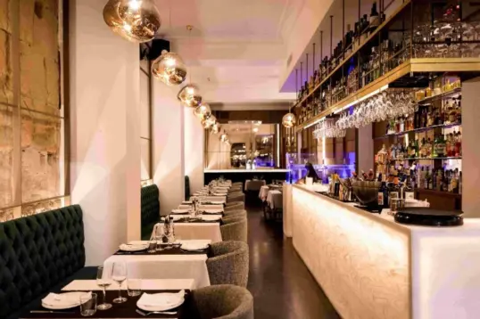 Elegante interior del restaurante Ebusus en Ibiza ciudad