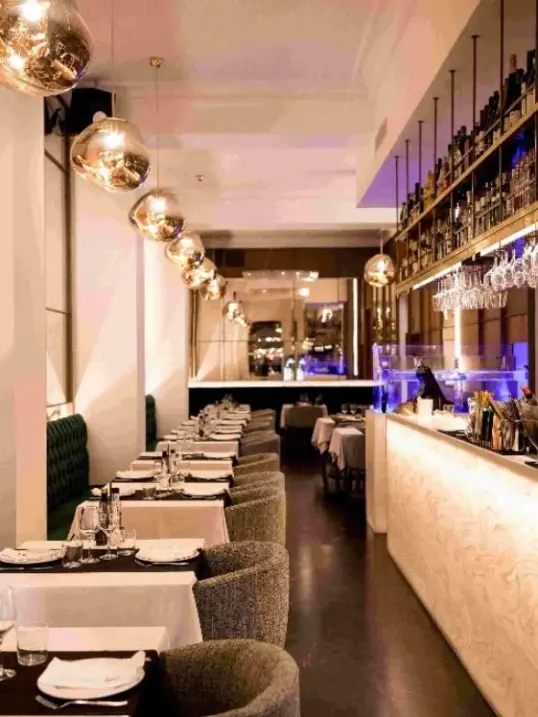 Elegante interior del restaurante Ebusus en Ibiza ciudad