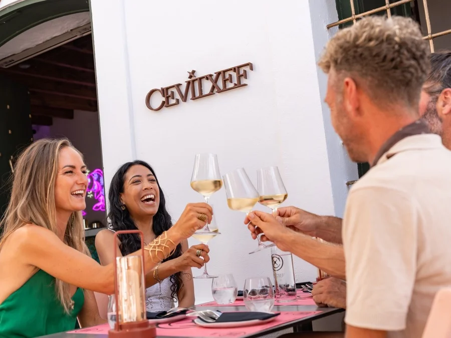 Gente animando en Cevitxef en Dalt Vila durante el tour gastronómico y enológico en Ibiza Ciudad