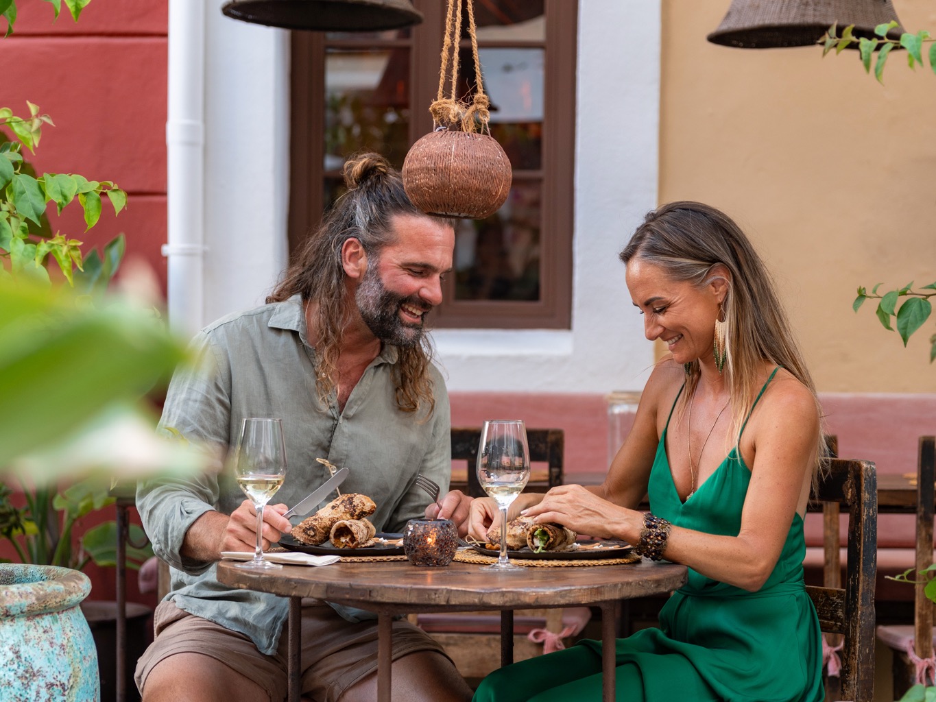 Cena romántica en Casa Flow en Ibiza Ciudad, durante el tour gastronómico autoguiado de Food Tours Balearics