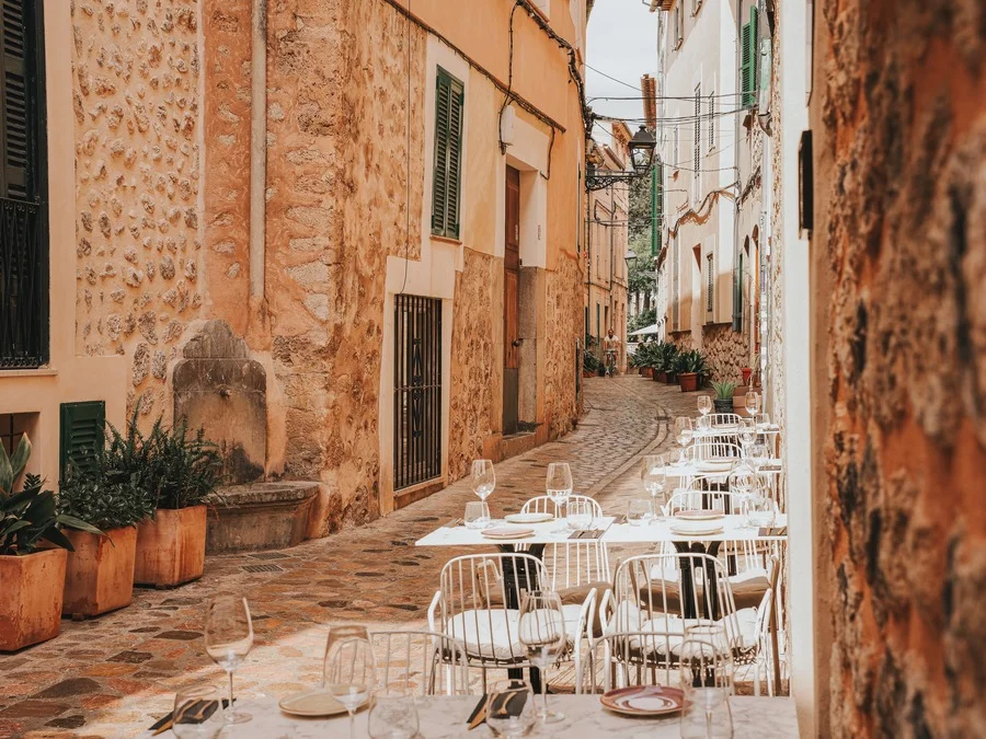 Recorrer las preciosas calles de Sóller durante el tour gastronómico autoguiado de Food Tours Balearics