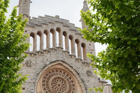 La famosa San Bartolome catedral en Soller