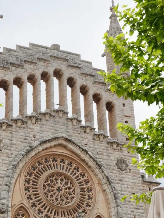 La famosa San Bartolome catedral en Soller