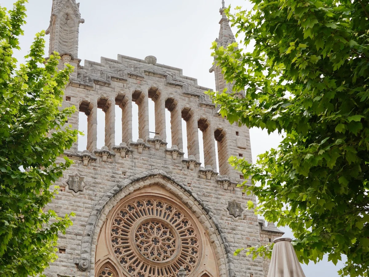 La famosa San Bartolome catedral en Soller