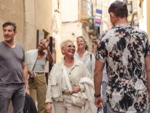 Turistas visitando las Baleares en octubre en un tour gastronómico por el casco antiguo de Palma