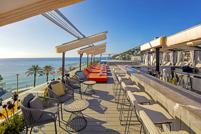 Glow rooftop bar y restaurante en W hotel Ibiza en Santa Eularia