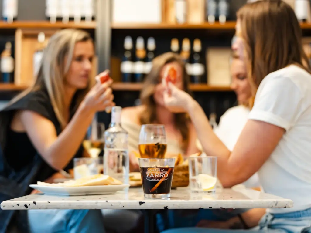 Tapas vermut y gran compañía en el tour gastronómico privado por Ibiza ciudad