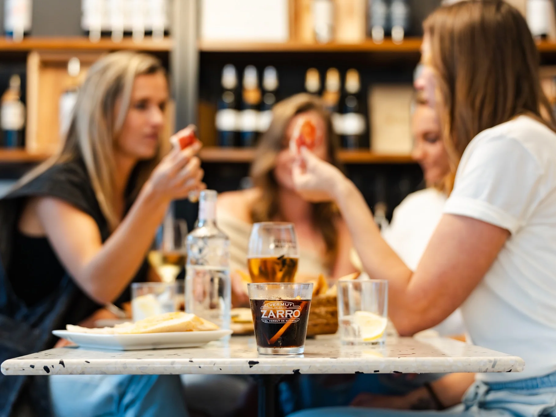 Tapas vermut y buena compañía en el tour privado de tapas en Ibiza ciudad