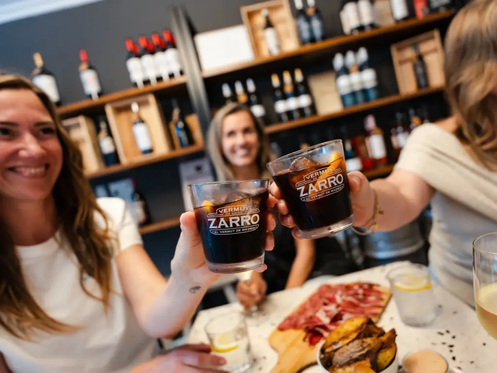 Vermut local y tapas en la experiencia gastronómica de Santa Eularia Ibiza