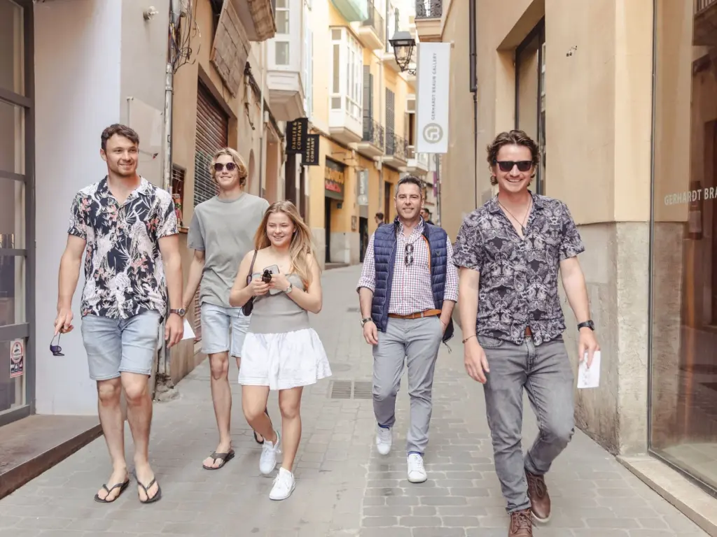 Recorre las encantadoras calles de Palma de Mallorca durante tu aventura culinaria