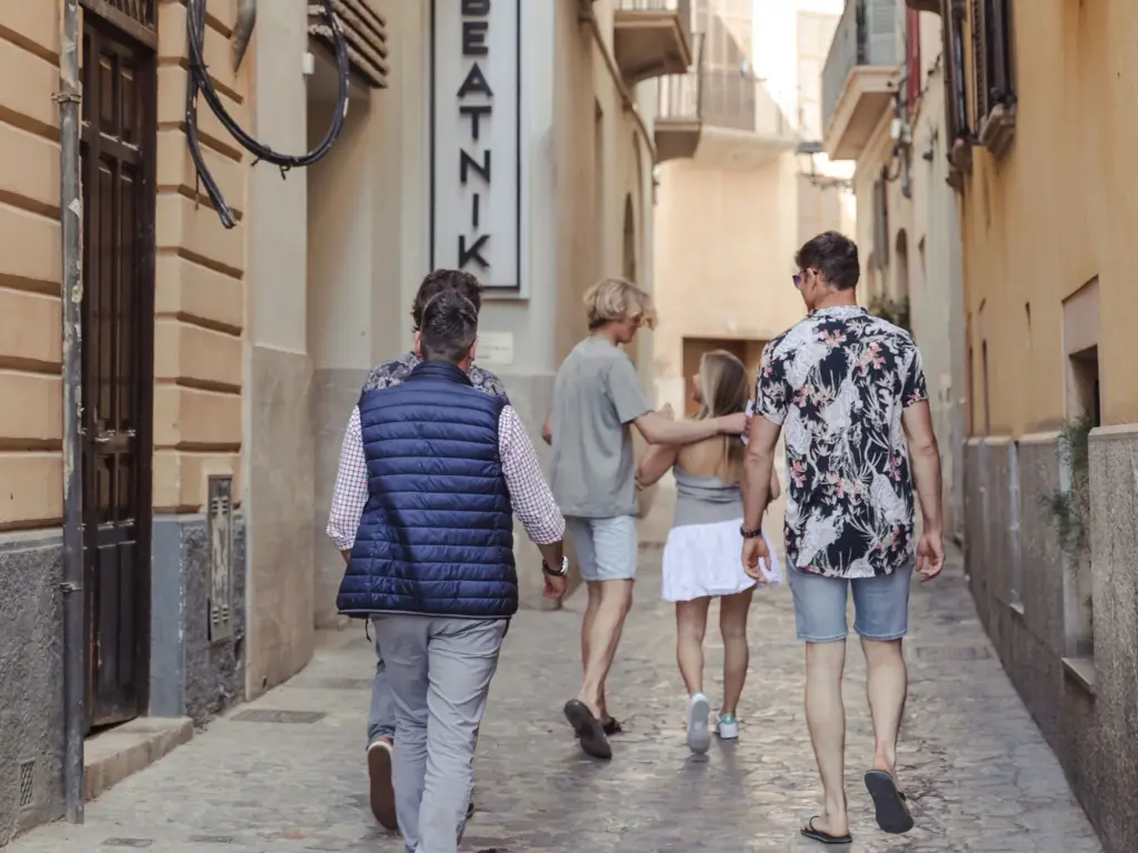 Calles empedradas de Palma de Mallorca en el Wine & Dine Tour