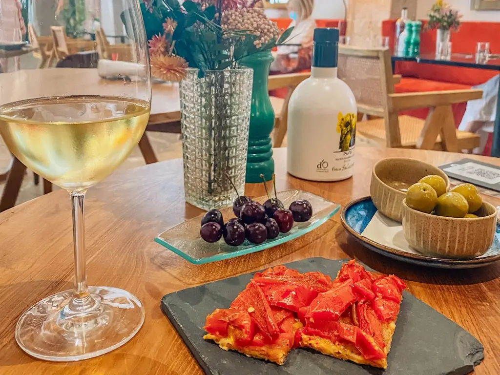 La hora del vino en la mejor experiencia gastronómica de Ibiza