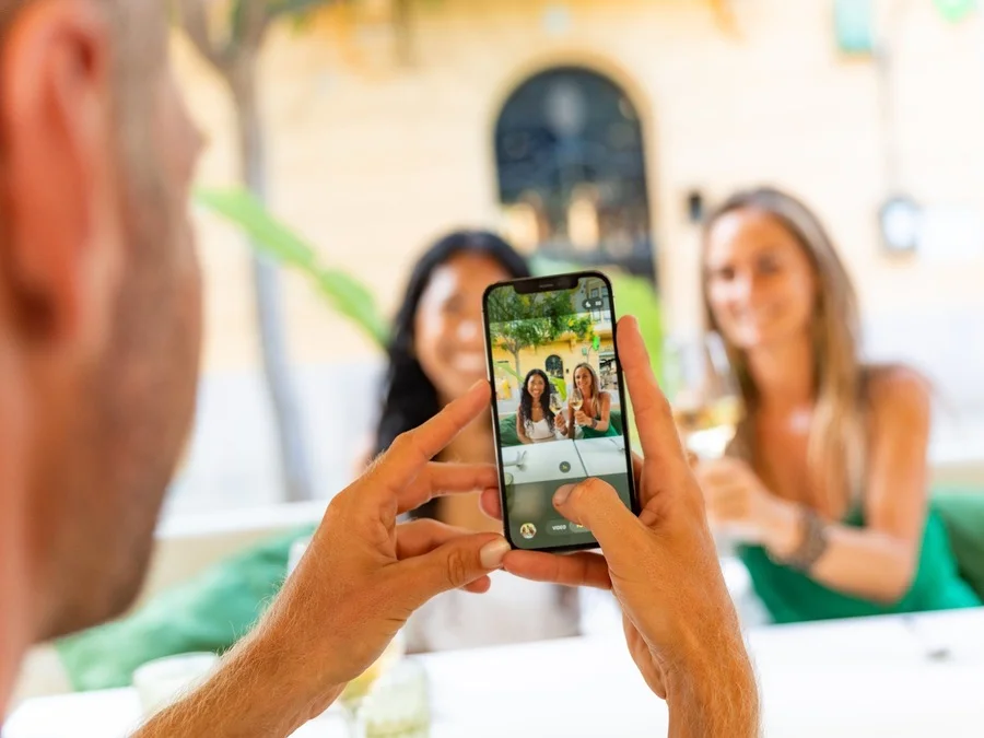 Having fun during the self-guided food tour in Ibiza Town from Food Tours Balearics